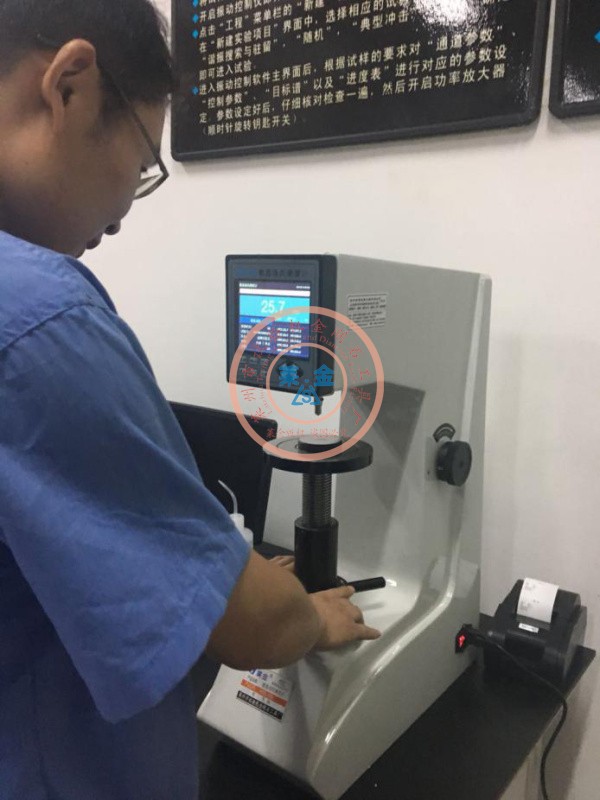 老客戶推薦給新客戶的另一臺數(shù)顯洛氏硬度計，在客戶現(xiàn)場順利交付
